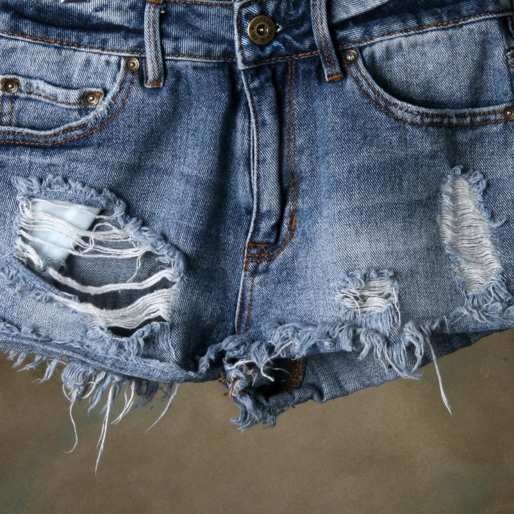 Bullhead High Rise Distressed Shorts Med Wash Sz3. - Picture 3 of 7